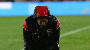 Heinze no puede creer los fallos de Penel ante Independiente.&nbsp;