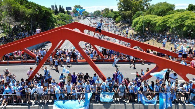 La Selección Argentina festeja el título ante una multitud