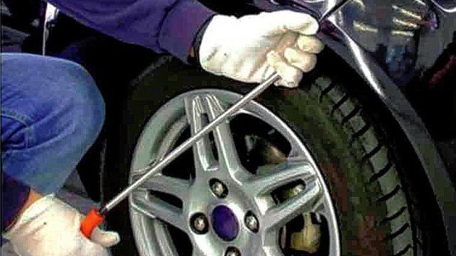 Los sacabollos trabajan a pleno debido a la caída de granizo en la zona de Ramírez
