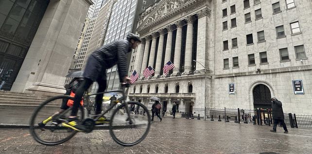 El frente de tormenta no se limitó a Wall Street. La Bolsa de Tokio sufrió la segunda mayor caída diaria de su historia. (Foto AP/Peter Morgan)