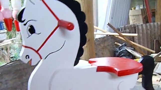 Gasta su pensión mensual para fabricar juguetes a niños necesitados