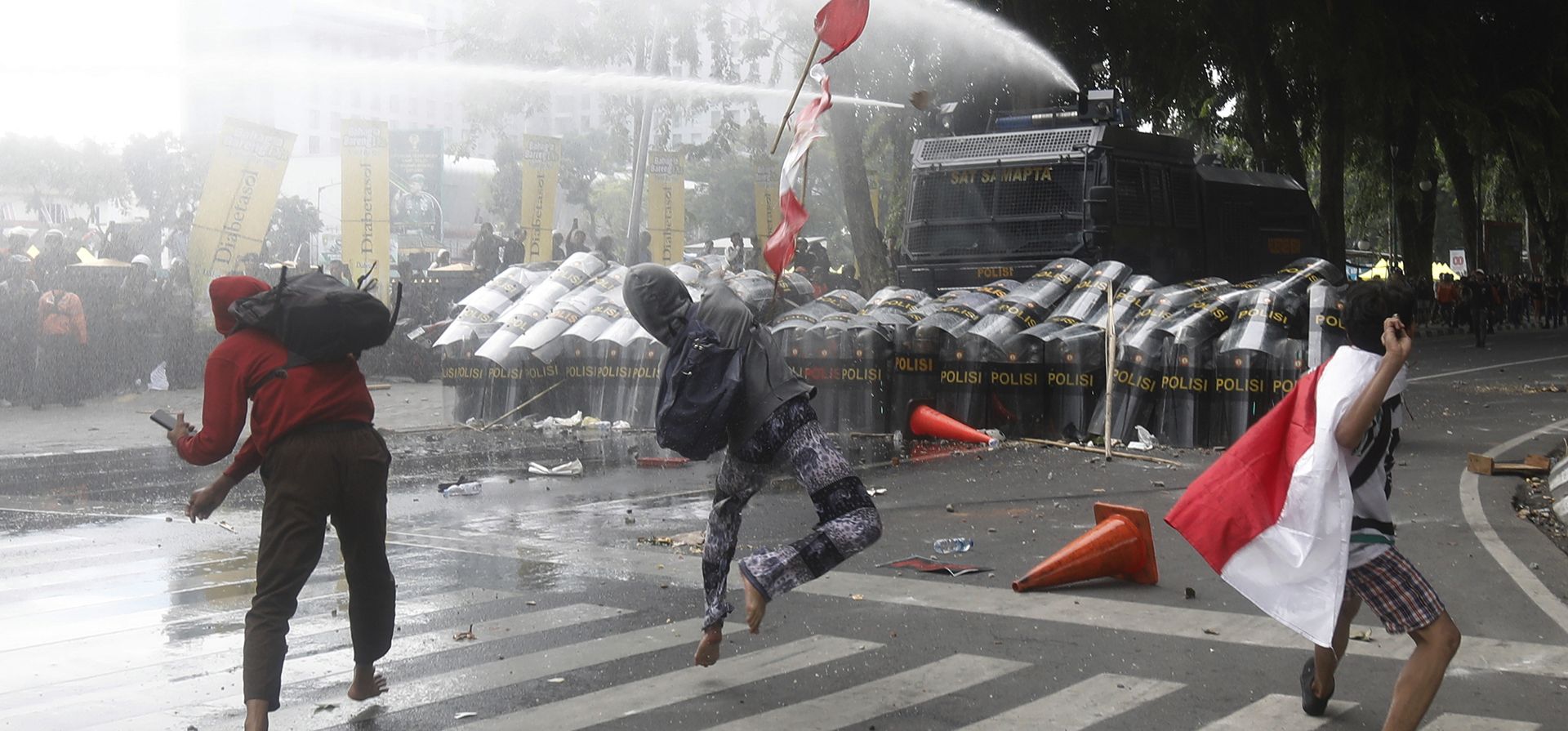 Personas lanzan piedras a la policía durante una protesta tras la muerte de un repartidor en enfrentamientos entre la policía antidisturbios y estudiantes que protestaban contra las asignaciones de los legisladores, en Medan, Sumatra del Norte, Indonesia, el viernes 29 de agosto de 2025. (Foto AP/Binsar Bakkara) Personas lanzan piedras a la policía durante una protesta tras la muerte de un repartidor en enfrentamientos entre la policía antidisturbios y estudiantes que protestaban contra las asignaciones de los legisladores, en Medan, Sumatra del Norte, Indonesia, el viernes 29 de agosto de 2025. (Foto AP/Binsar Bakkara)