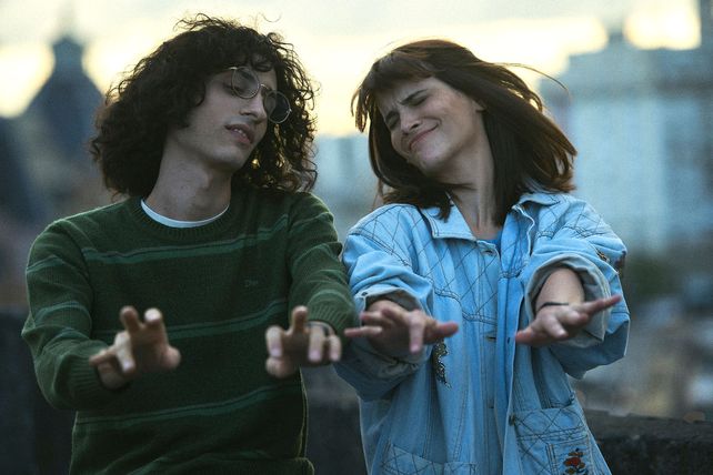 Los personajes de Fito Páez y Fabiana Cantilo en la ficción de Netflix.
