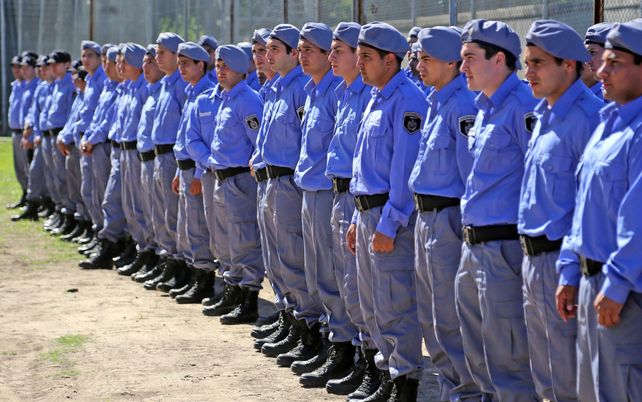 Le abonarán al personal de las fuerzas de seguridad los uniformes