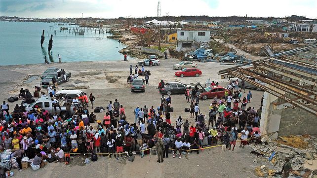 Bahamas: lonas para reemplazar techos volados