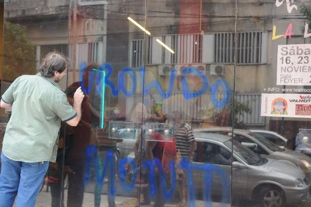 Aparecieron pintadas en el frente del Centro Cultural