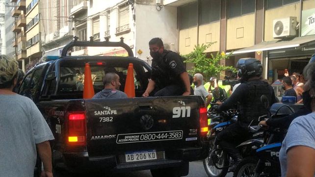 Ricardo es trasladado en una camioneta policial hacia la comisaría 2ª luego del incidente con la policía.