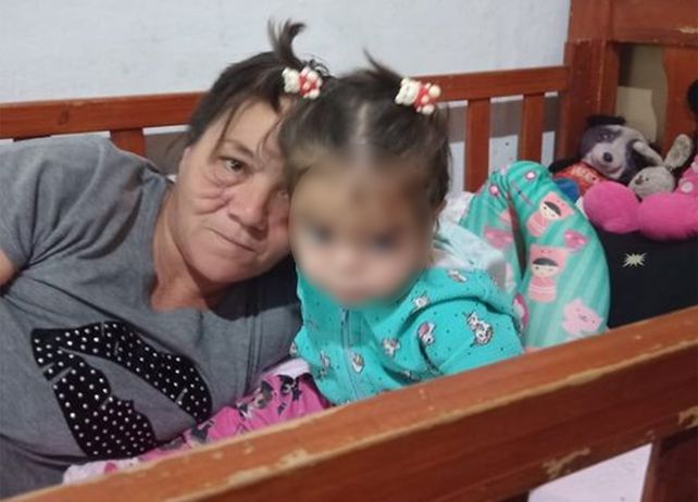 Jaquelina Insaurralde junto a su nieta Catalina