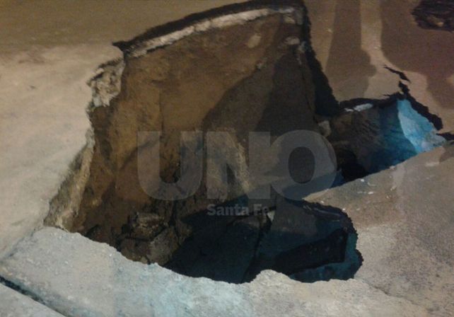 Así está el socavón de Rivadavia y Bulevar