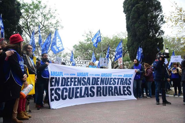 Concentración. Los representantes de Amsafé&nbsp; se movilizaron en la puerta del Ministerio de Educación.&nbsp;