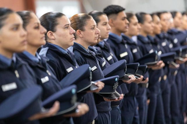 Santa Fe busca incorporar más policías: el cupo es de 350 mujeres y 850 hombres. Santa Fe busca incorporar más policías: el cupo es de 350 mujeres y 850 hombres.