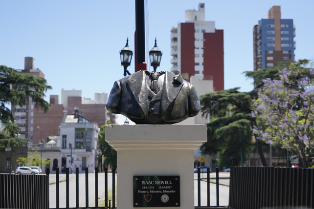 Indignante. Un par de hinchas canallas colgaron en Instagram la imagen de la cabeza del busto y se adjudicaron el hecho.&nbsp;