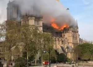 Notre Dame: un gran incendio destruyó la mayor parte de la catedral de París