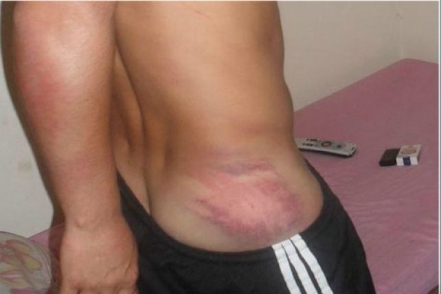 Seis policías procesados por golpear a un joven y robarle