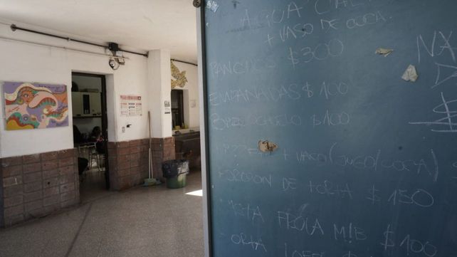 Las balas impactaron contra el frente de la escuela de barrio Tablada.