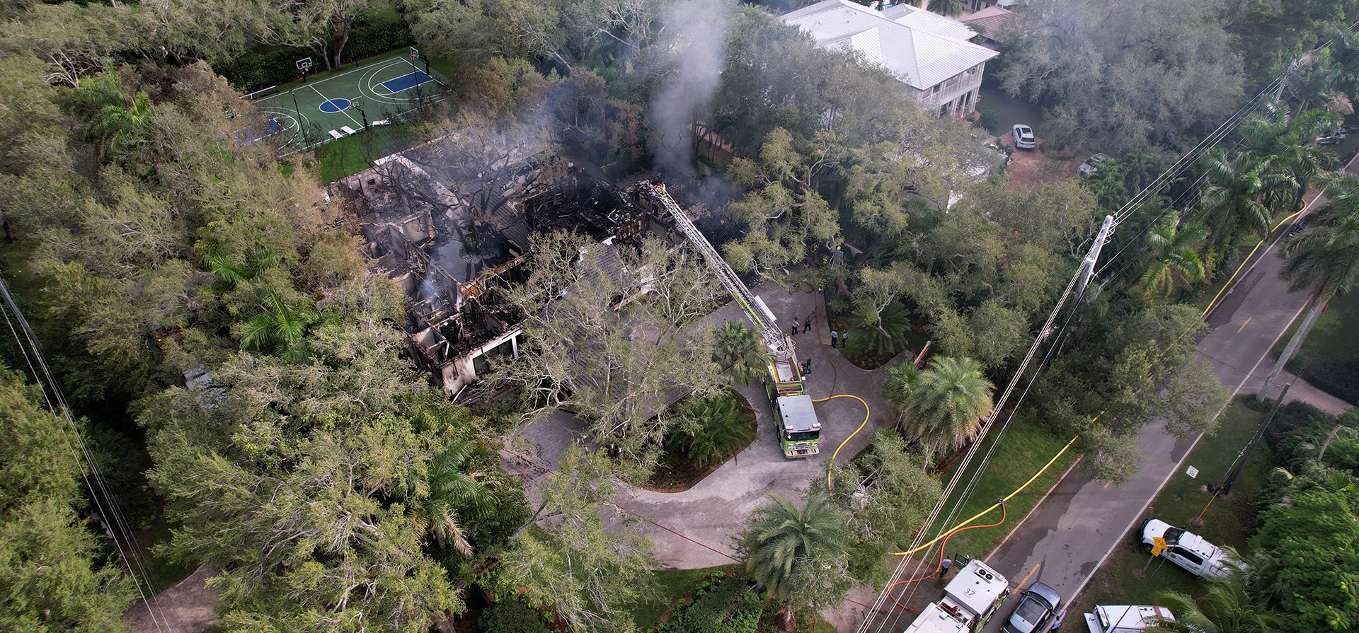 Los bomberos trabajan para extinguir los restos de un incendio en una casa propiedad del entrenador de baloncesto del Miami Heat, Erik Spoelstra, el jueves 6 de noviembre de 2025, en Coral Gables. (Foto AP/Rebecca Blackwell) Los bomberos trabajan para extinguir los restos de un incendio en una casa propiedad del entrenador de baloncesto del Miami Heat, Erik Spoelstra, el jueves 6 de noviembre de 2025, en Coral Gables. (Foto AP/Rebecca Blackwell)