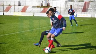 Lisandro Alzugaray intenta desnivelar ante la marca de Renzo Morato.&nbsp;