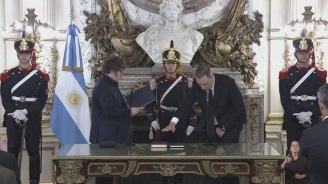 Javier Milei le tomó juramento como jefe de Gabinete a Manuel Adorni