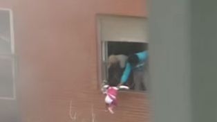 Arrojan a su hija de tres años por la ventana para salvarla de un incendio