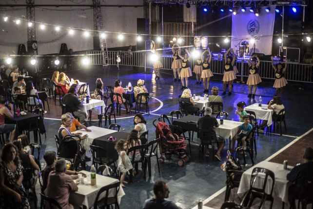 Como en la época de los abuelos. Central Córdoba ofreció espectáculos y música.