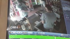 En al menos uno de los atracos el sospechoso fue captado por una cámara del comercio. En el allanamiento a su vivienda se encontraron las ropas que vestía entonces. En al menos uno de los atracos el sospechoso fue captado por una cámara del comercio. En el allanamiento a su vivienda se encontraron las ropas que vestía entonces.