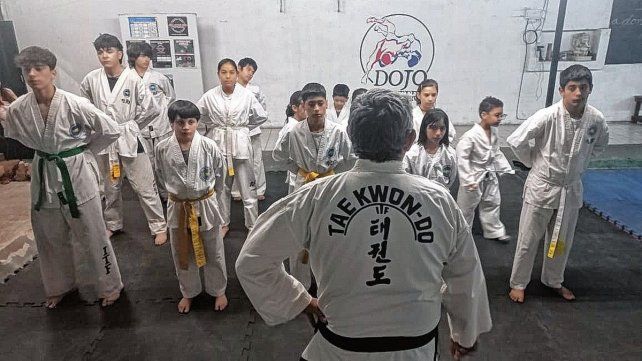 Sergio Moreira junto a sus alumnos.