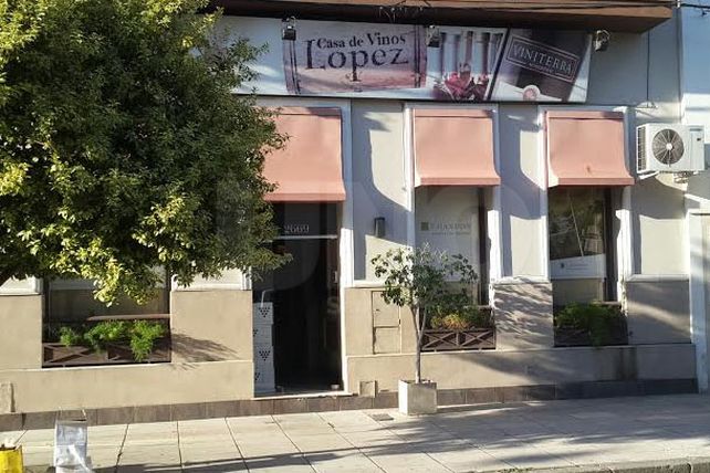 Atraparon a un ladrón que rompió el vidrio de una vinería céntrica