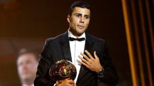 El volante español, Rodri, habló posterior a recibir el trofeo.