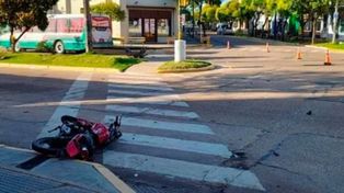 Chajarí: colisionaron un colectivo con una moto y una joven perdi