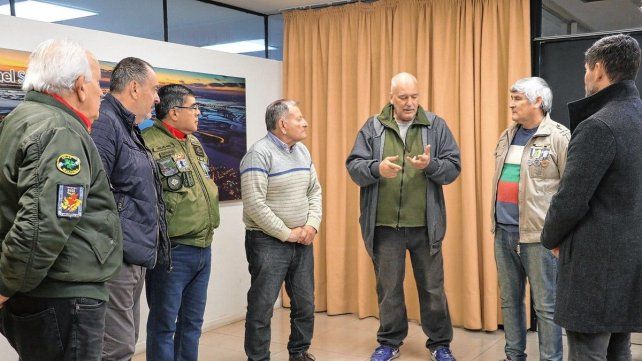 Veteranos de Malvinas visitaron el Túnel Subfluvial y donaron una bandera en homenaje a los 649 héroes.