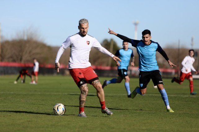El Pipa Benedetto jugará desde el minuto inicial ante Barracas. Newells necesita sus goles.