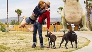 Una pareja enamorada sale de viaje y fotografía el mismo beso romántico en todo el mundo