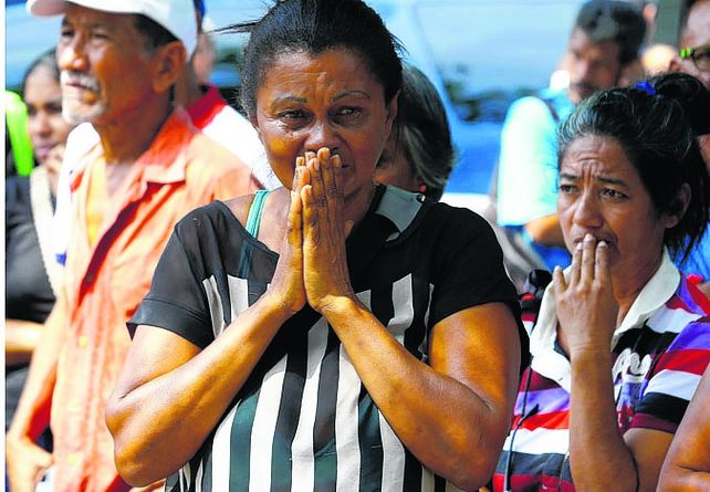 valencia. Familiares de los internos en la puerta de la comisaría.