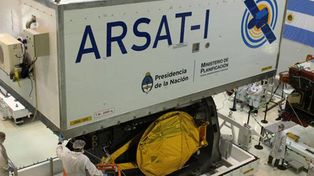 Un satélite equipado con una antena para televisión digital, Internet y telefonía sobre IP