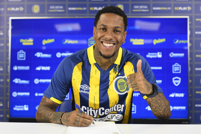 Abel Hernández estampó su firma en Rosario Centrak.