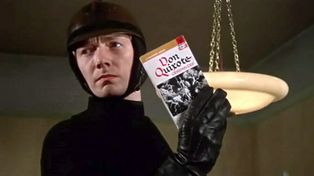 Oskar Werner, el Montag de Bradbury en la película de Truffaut, exhibe un peligroso ejemplar del Quijote.