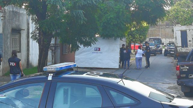 La escena del crimen. La Policía de Investigaciones trabaja en el lugar donde mataron al vecino.