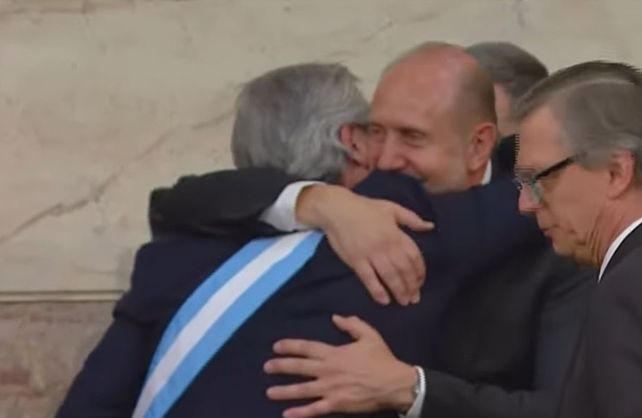 El abrazo entre Fernández y Perotti