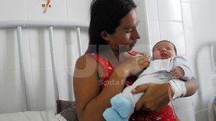 Dio a luz a su hija sobre una calle de Alto Verde y dentro de un auto