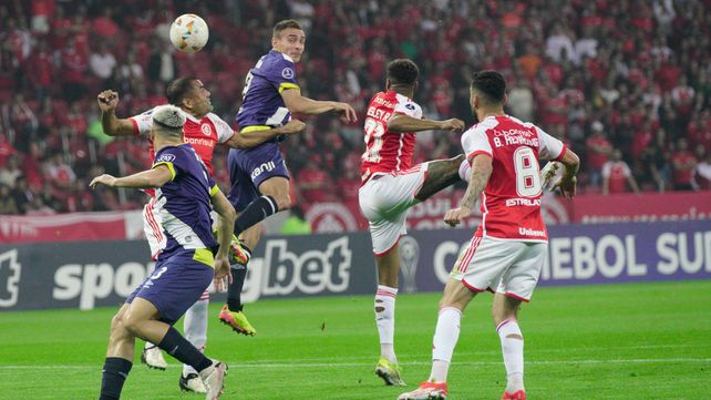 Marco Ruben intenta ganar de arriba en e partido ante Inter. El goleador volvería al equipo.