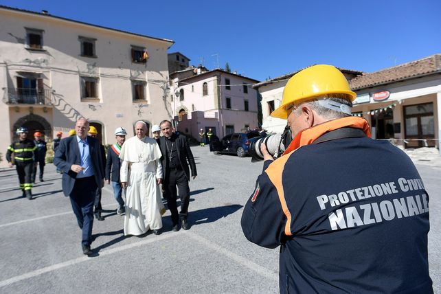 El Papa Francisco llegó de sorpresa a Amatrice y hubo un sismo