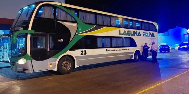 El micro que trasladaba personal del Servicio Penitenciario a la cárcel de Piñero fue atacado en Santo Tomé. 