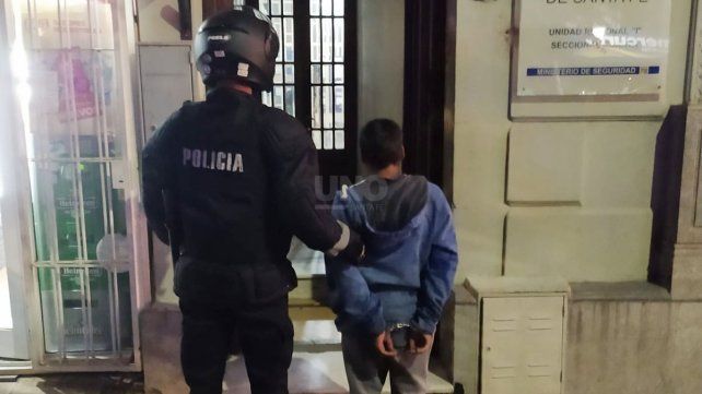 Simulando tener un arma robó un celular en pleno Bulevar pero lo atrapó la policía