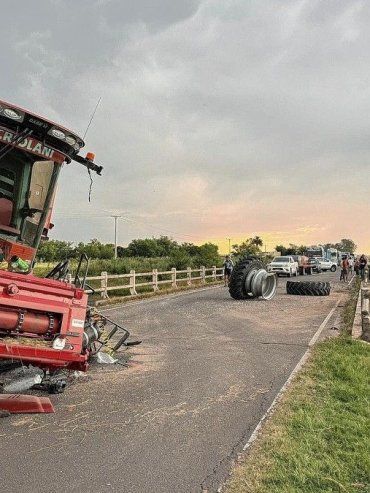 Gualeguay: una cosechadora y un camión chocaron de frente sobre un puente