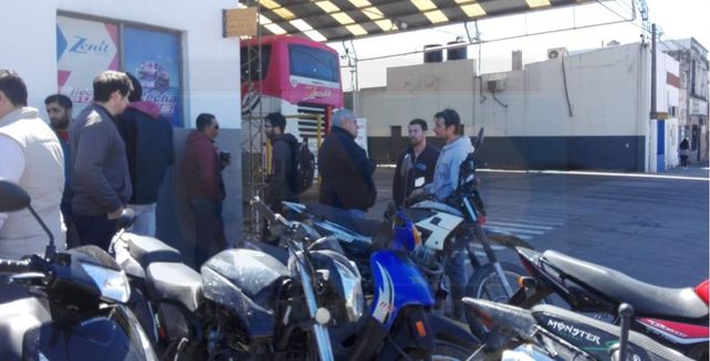 Frente a Flecha Bus protestaron por el despido de 37 trabajadores