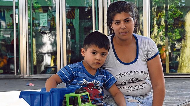 espera. Mónica Hidalgo junto a su hijo acompañan a Francesca