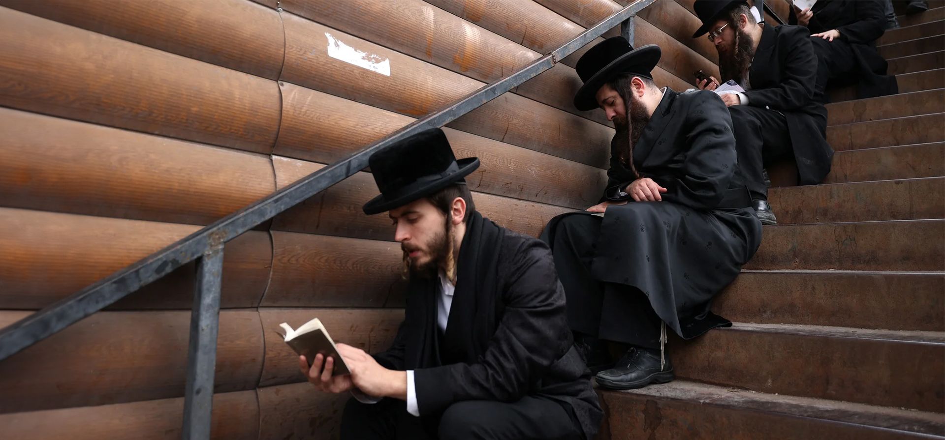 Peregrinos judíos jasídicos rezan cerca de la tumba del rabino Najman antes de Rosh Hashaná, el año nuevo judío, en medio de la invasión rusa, Uman, Ucrania. Fotografía: AFP/Getty Images Peregrinos judíos jasídicos rezan cerca de la tumba del rabino Najman antes de Rosh Hashaná, el año nuevo judío, en medio de la invasión rusa, Uman, Ucrania. Fotografía: AFP/Getty Images