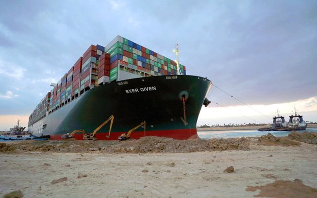 La ardua tarea para desbloquear el canal de Suez