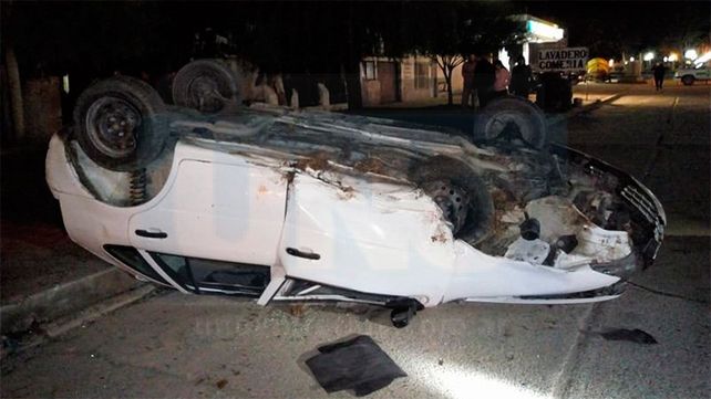 Viale: Seis personas fueron hospitalizadas tras el vuelco de un automóvil