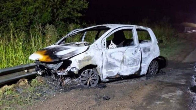 Ruta 39: un auto chocó contra el guardarrail y se incendió por completo
